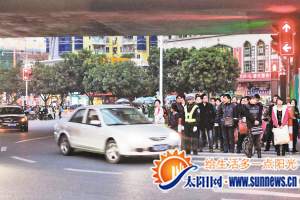 每個路口都有交警協(xié)警疏導(dǎo)交通