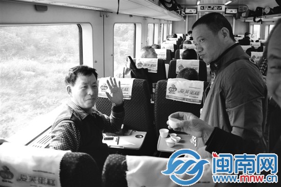 幾名乘客在動車上泡茶