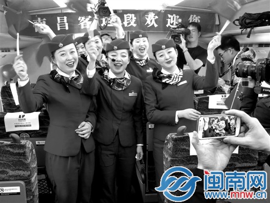 首趟動(dòng)車上的動(dòng)姐們