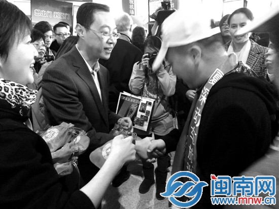 省旅游局副局長陳奕輝現(xiàn)場派“福袋”