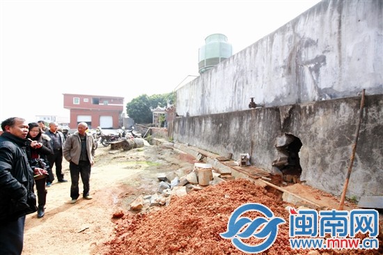 為修水管,在冷卻池下挖洞