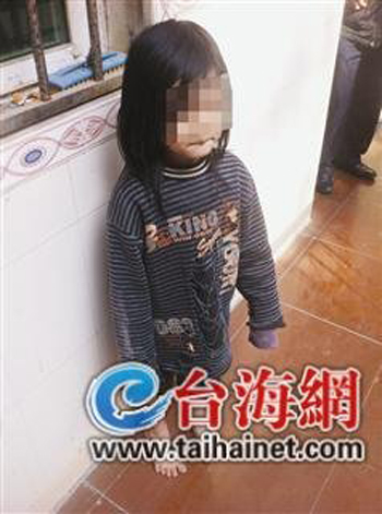 這么冷的天，8歲的小欣（化名）竟光著腳