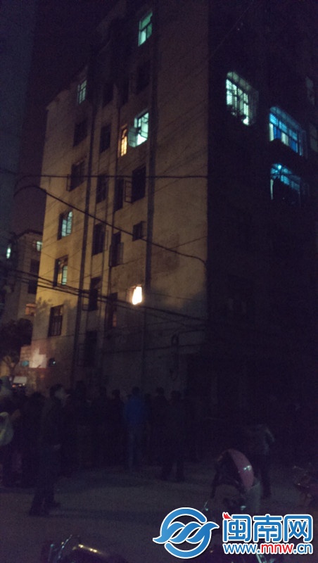 亮著三個(gè)燈的五樓房間就是事發(fā)租房_副本