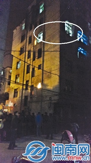 亮著三個(gè)燈的五樓房間就是事發(fā)租房