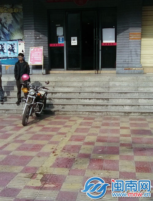 網(wǎng)吧地下一層的血跡一直延伸到門(mén)外