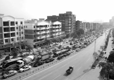 堵起一公里汽車“長(zhǎng)龍”