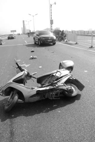 事故現(xiàn)場依然有人橫穿護欄缺口