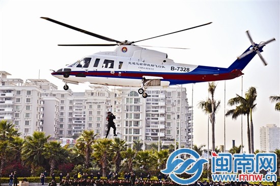 直升機(jī)可以在兩分鐘內(nèi)趕到事故現(xiàn)場,空降特警處理危情