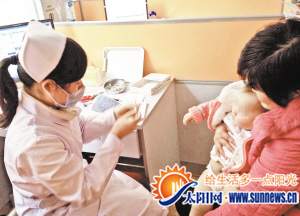 江頭社區(qū)衛(wèi)生服務(wù)中心醫(yī)務(wù)人員為孩子注射一類(lèi)乙肝疫苗