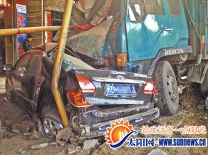 轎車車身嚴(yán)重變形