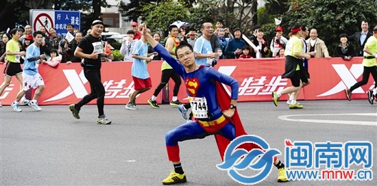 孫小墨參加了十多場(chǎng)馬拉松，每次必穿超人裝