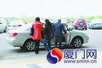 乘客被人拉走，坐上黑車(chē)