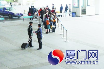 黑衣男子拉客，與正規(guī)出租車(chē)爭(zhēng)奪客源