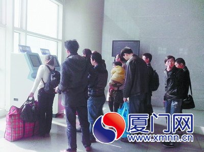 廈門北站的自助取票機(jī)前，取票的乘客排長隊(duì)