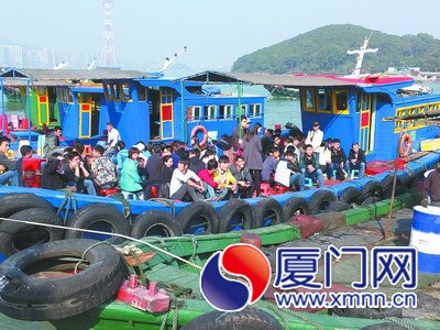 人多時，漁船滿載，搖搖晃晃讓人心驚