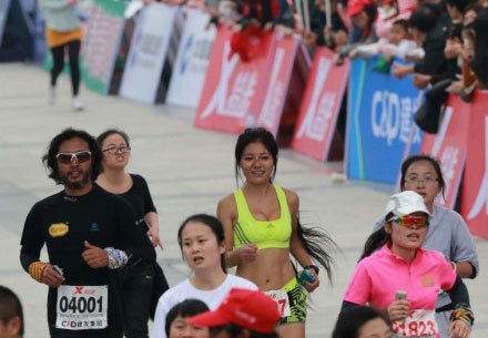 最美馬拉松女孩火了 跑步狂人要跑100個(gè)全程3