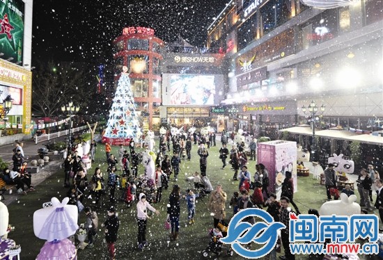 昨晚9點(diǎn)，泉州市區(qū)領(lǐng)秀天地，“人工造雪”吸引很多