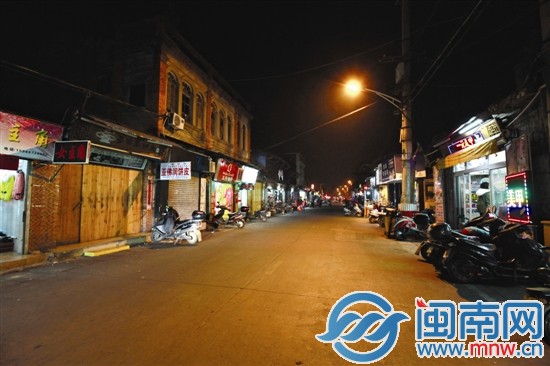 昨晚不到9點(diǎn)，泉州市區(qū)西街，多家店鋪已經(jīng)關(guān)門，路