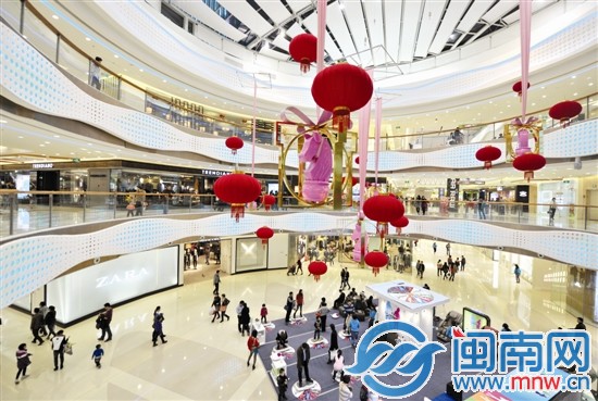 昨晚9點(diǎn)半，泉州市區(qū)萬(wàn)達(dá)廣場(chǎng)，依舊人來(lái)人往