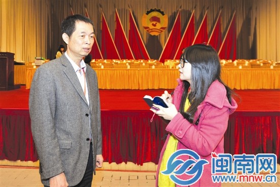 海峽都市報(bào)閩南版主播在會場內(nèi)采訪政協(xié)委員陳篤恒