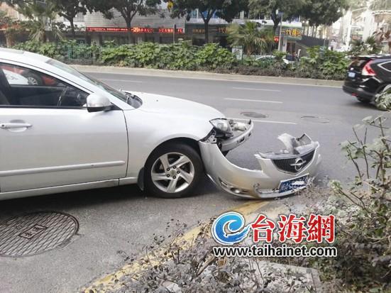 小車與公交車發(fā)生碰撞，前擋裝置被撞掉了