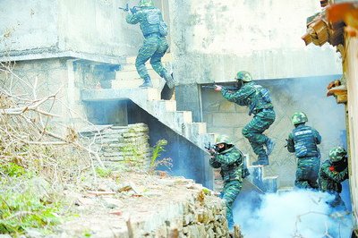 武警特戰(zhàn)隊員對藏匿“恐怖分子”的樓房實施攻擊