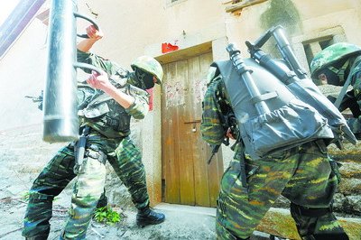 使用撞門器破拆房門