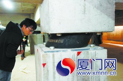 隔震墊“變形”，上面的承重柱出現(xiàn)明顯位移