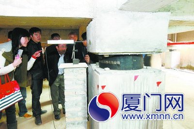 隔震墊恢復(fù)原狀，承重柱回到原來位置