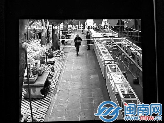 一黑色外套男子手持物品跨過警戒線進(jìn)入場內(nèi)