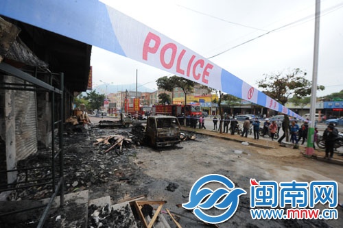 家具城門口，貨車已被燒毀