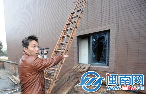 李秋生等人敲碎家具城四樓窗戶玻璃，想進火場救人，