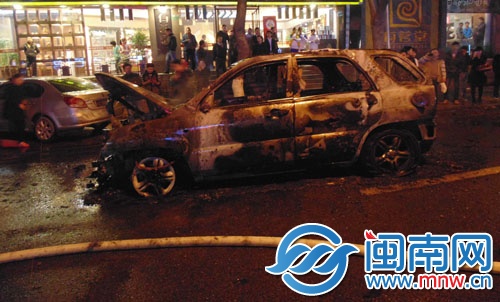 小車被燒得只剩骨架