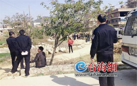 弟弟開(kāi)挖掘機(jī)壓死哥哥