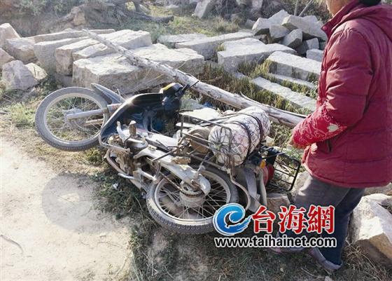 弟弟開(kāi)挖掘機(jī)壓死哥哥