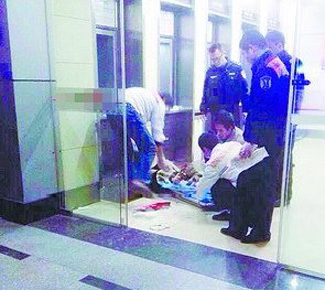 120和警方到場搶救受害人