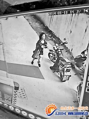 偷包女子逃離現(xiàn)場