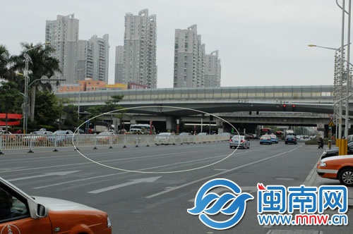 昨日凌晨被撞斷的這段十多米長(zhǎng)護(hù)欄，目前已被補(bǔ)上