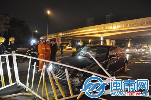 鋼管直插擋風(fēng)玻璃，司機(jī)不幸身亡，事故現(xiàn)場非常慘烈