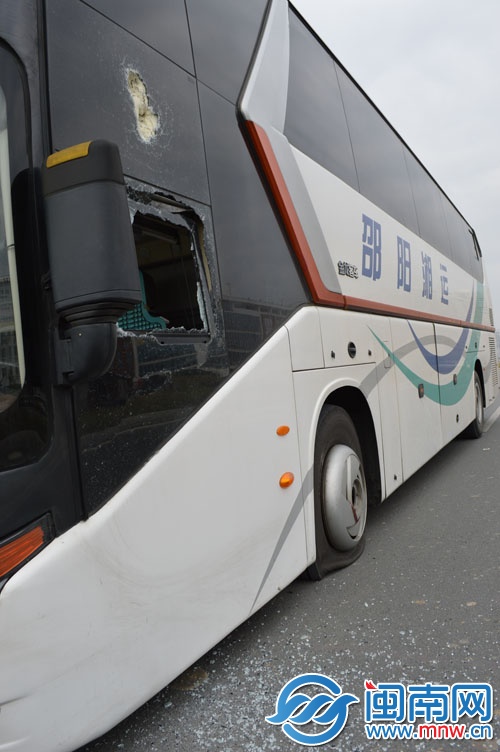 駕駛室車(chē)窗被砸碎,輪胎也被戳破