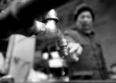 由于管道堵塞，劉老漢家中無(wú)水可用