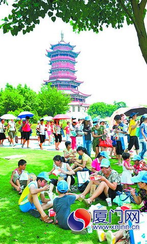 有了旅游年卡，市民游覽景區(qū)更方便。