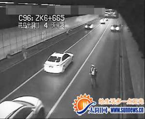 隧道內(nèi)劉某奔跑在前，民警窮追不舍