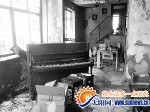 屋內(nèi)的家具被燒成一片灰燼