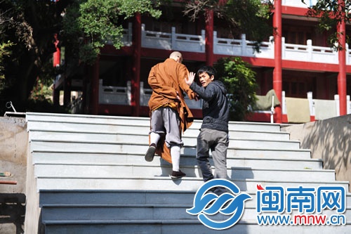 決心留在寺廟工作，陳奕新向眾人揮手告別