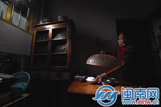 許阿婆的眼睛有一只已經(jīng)看不見了