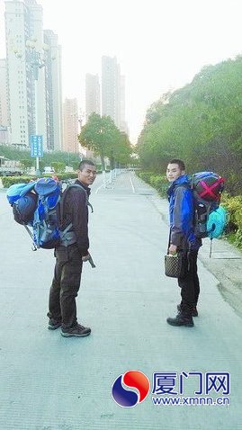 兩名大學生走路加搭車回家