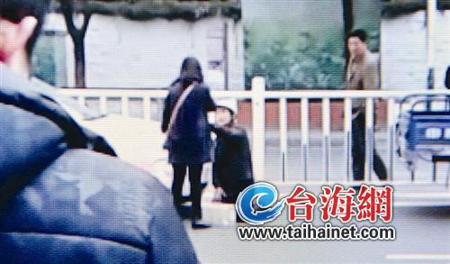 三輪車司機(jī)竟三次下跪