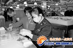 工商人員正在抽檢生鮮食品