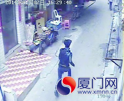 嫌疑人搶得金項(xiàng)鏈后逃跑